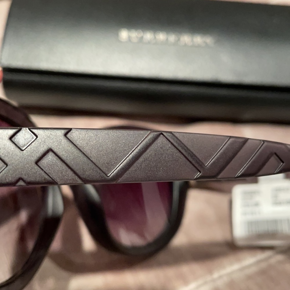 BURBERRY Plaid Signature Design Sunglasses NWOTS - Picture 13 of 16